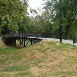 Mestský park v Košiciach – mostík /časť bežeckej trate. 